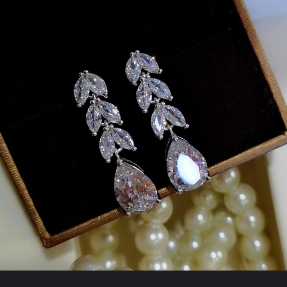 ABSOLUTELY STUNNING!! Leaf Dangle CZ earrings - Picture 3 of 7